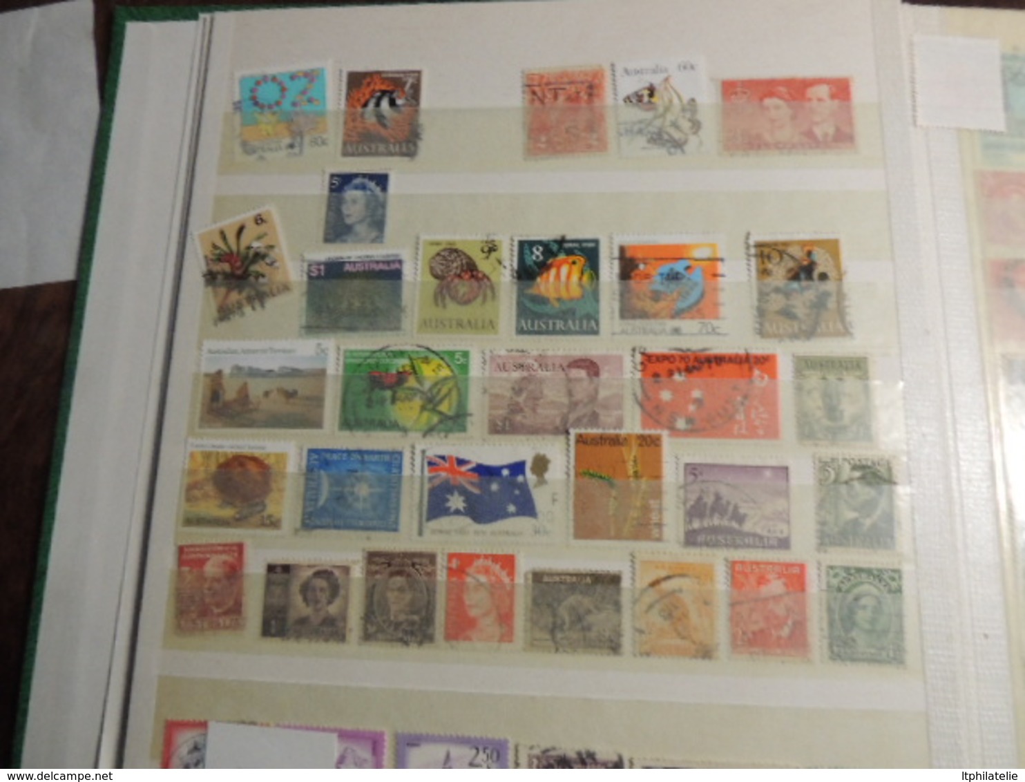 CLASSEUR VERT TIMBRES DE DIVERS PAYS  ALLEMAGNE ANGLETERRE AUSTRALIE BELGIQUE AFRIQUE ETC   OBLITERES