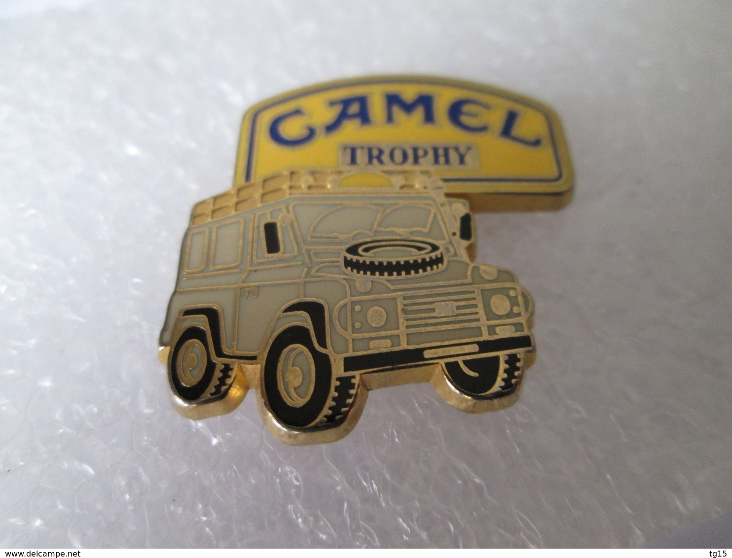 PIN'S   LAND ROVER DEFENDER   CAMEL  TROPHY  Arthus Bertrand - Andere & Zonder Classificatie