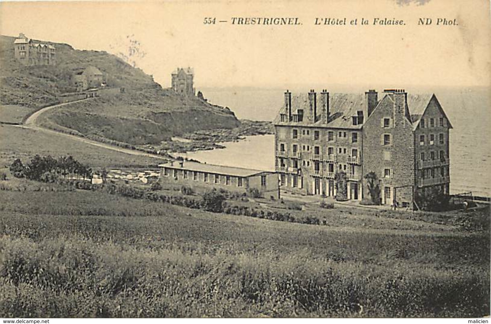 Côtes D Armor -ref-D137- Trestignel - Hotel Et Falaises - Hotels - Carte Bon Etat - - Sonstige & Ohne Zuordnung