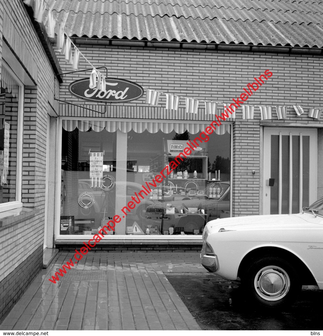Ford Garage In Juli 1966 - Photo 15x15cm - Automobiles