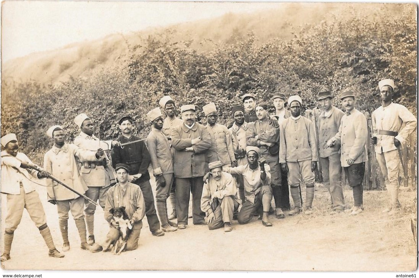 LE MANS -- Carte Photo Militaire De Groupe - Soldats Africains - Au Dos "Caserne Negrier Mans " - Le Mans