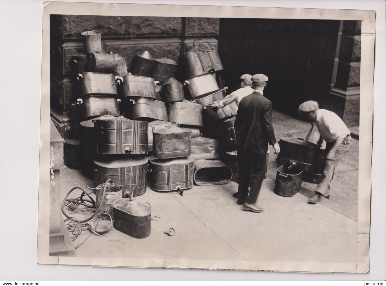 NEW ENGLAND RAIDS YIELD MANY STILLS BOSTON PROHIBITION AGENTS NEW ENGLAND 1925     25*20CM Fonds Victor FORBIN 1864-1947 - Profesiones