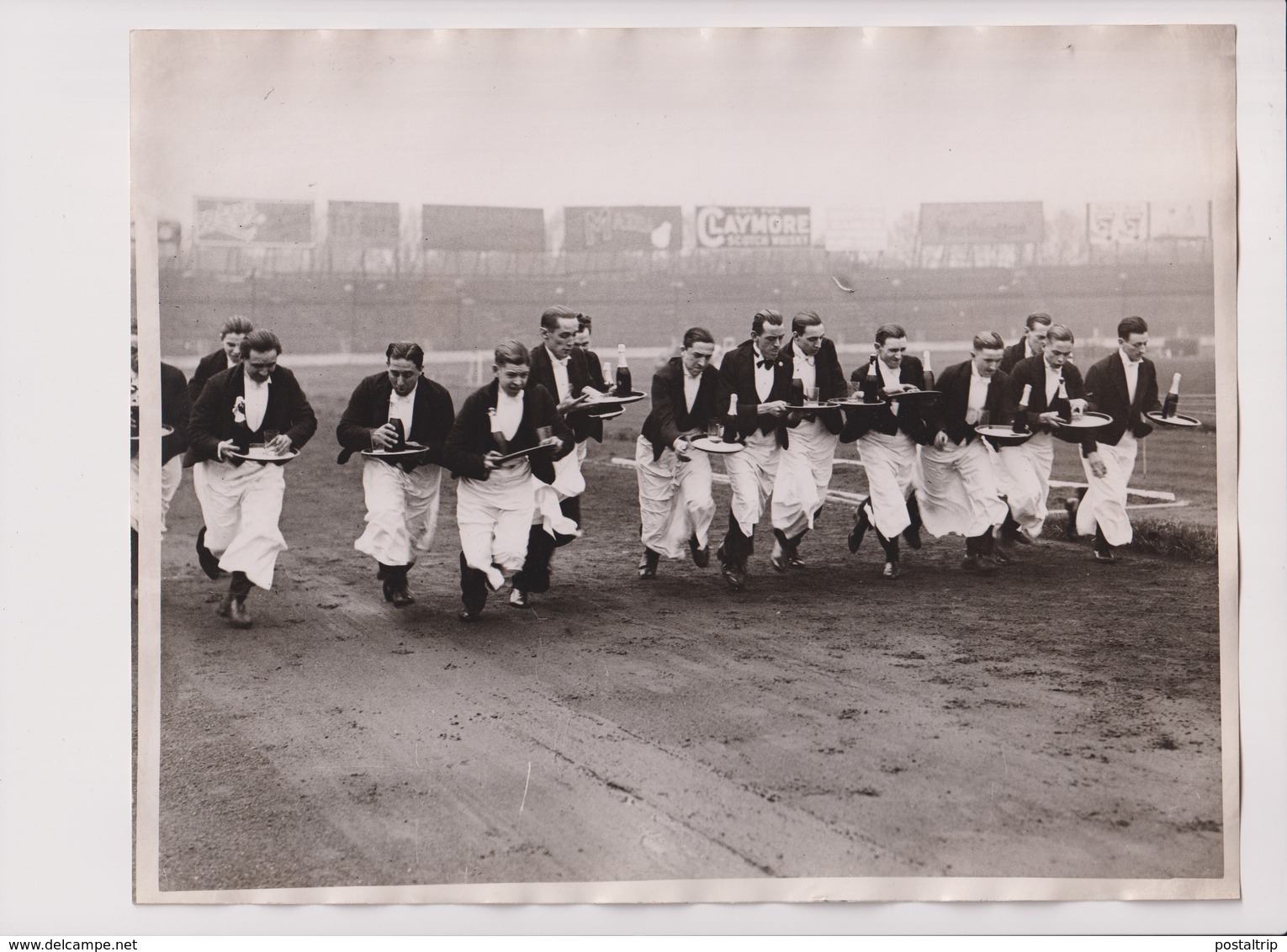 WAITERS IN A HURRY ENGLAND RACE GENEVA UNION SPORTS STAMFORD BRIDGE LONDON     25*20CM Fonds Victor FORBIN 1864-1947 - Sin Clasificación