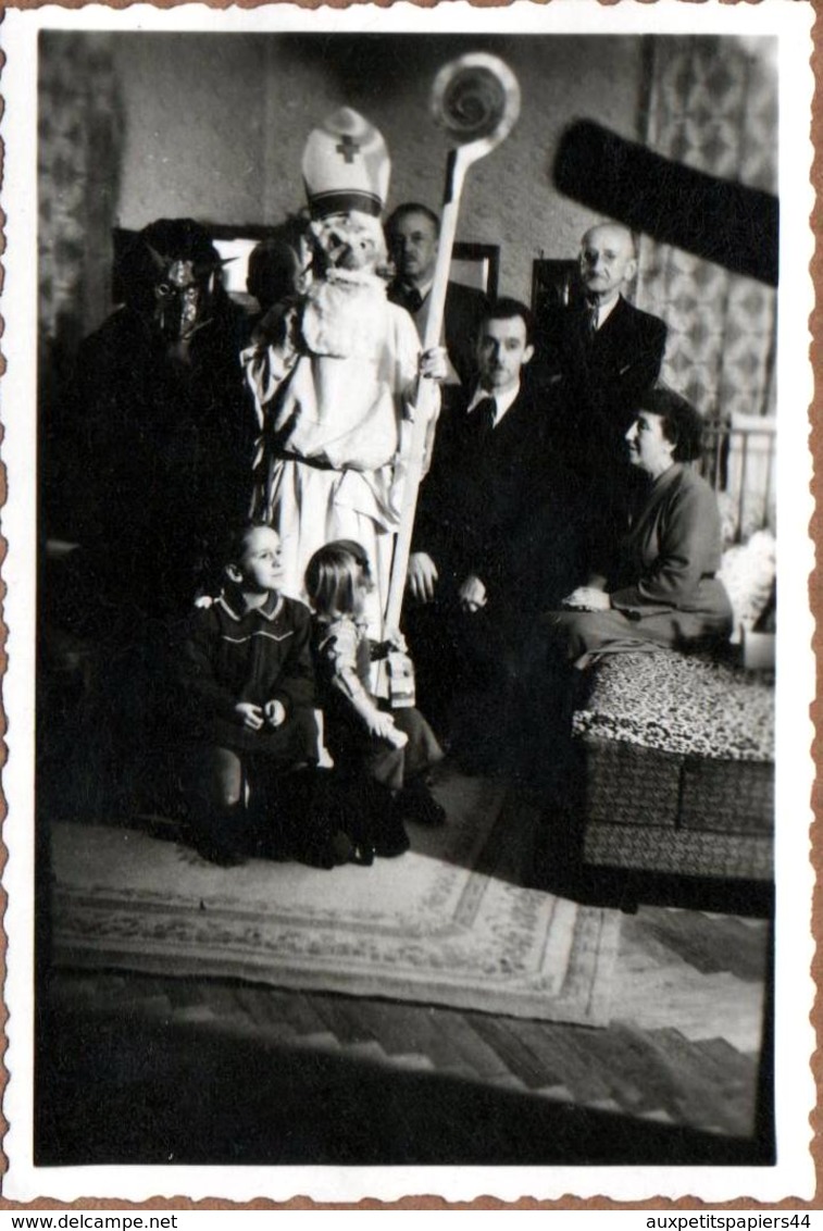 Photo Amateur Originale Vrai Faux Père Noël, Saint Nicolas Et Le Père Fouettard, Visite Particulière En 1951 - Anonymous Persons