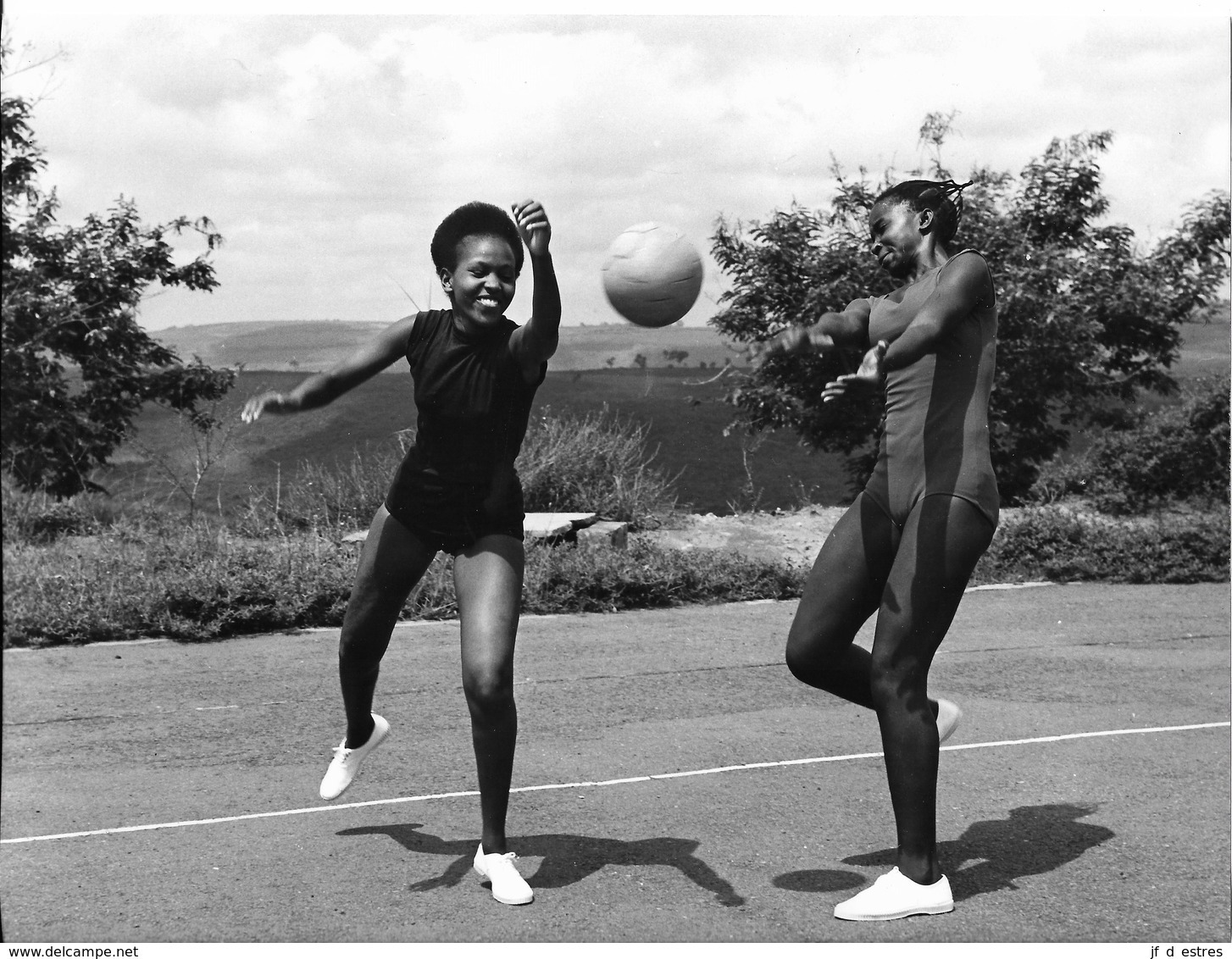 Photo Kenya. Université De Nairobi. Etudiantes Sportives. 1969 Photo Père Gust Beeckmans. - Afrique