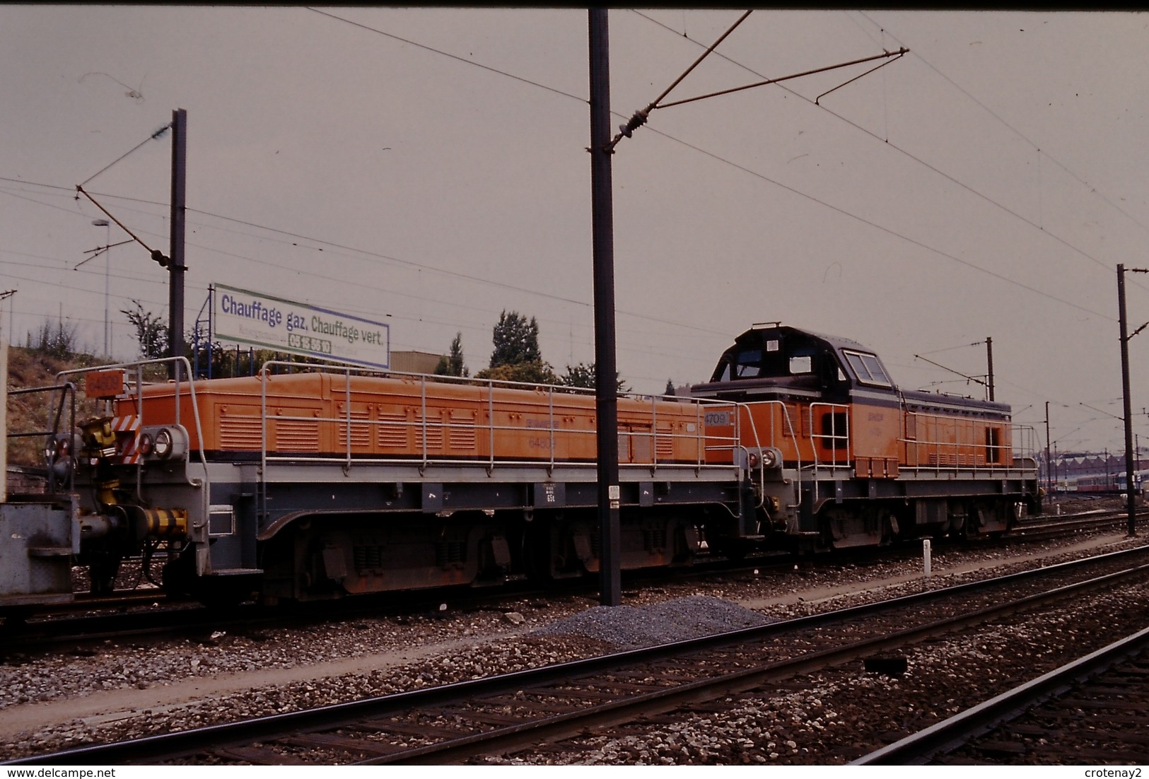 Photo Diapo Diapositive Slide Train Wagon Locomotive Diesel SNCF 64709 à Metz Le 26/06/1993 VOIR ZOOM - Diapositives