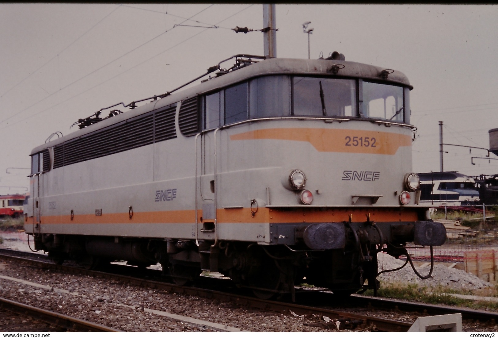 Photo Diapo Diapositive Slide Train Wagon Locomotive Electrique SNCF BB 25152 à Thionville Le 26/06/1993 VOIR ZOOM - Diapositivas