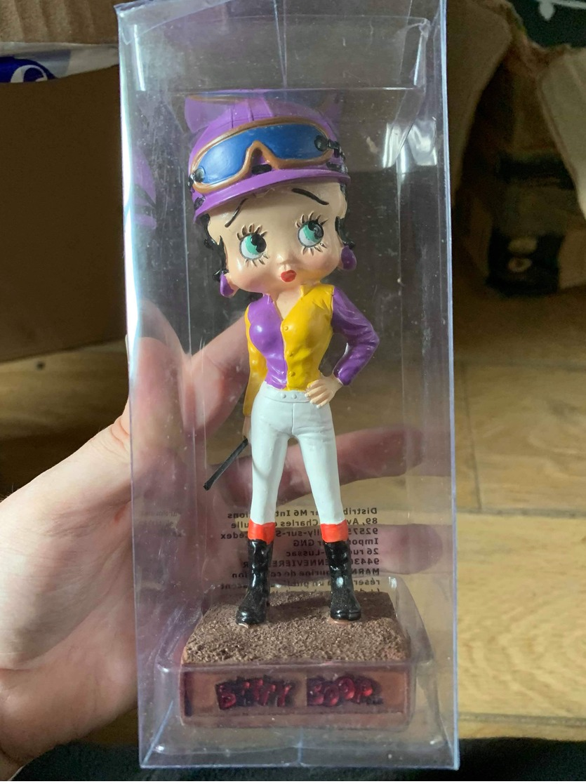 Figurine De Collection Betty Boop Modèle Jockey Neuve Non Deboxée - Autres & Non Classés