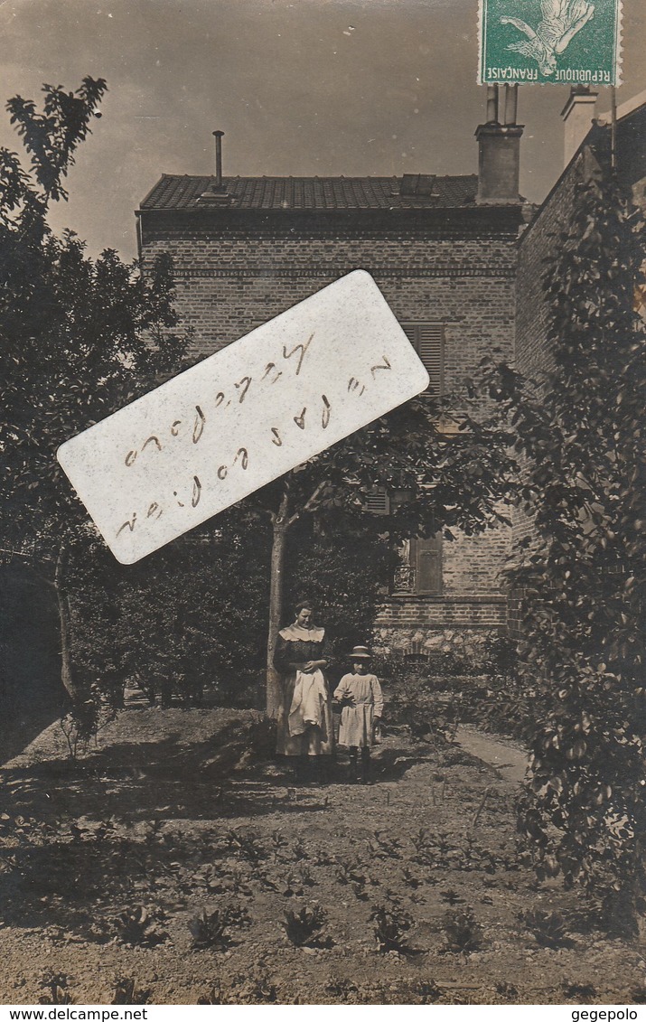 ERMONT -  Une Mère Et Sa Fille Posant Dans Le Jardin De Leur Maison   ( Carte-photo ) - Ermont-Eaubonne