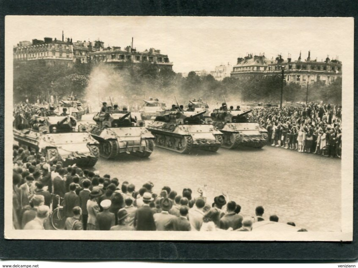 CPA - LIBERATION DE PARIS - Les Tanks De La Division Leclerc Place De L'Etoile, Très Animé - Guerre 1939-45