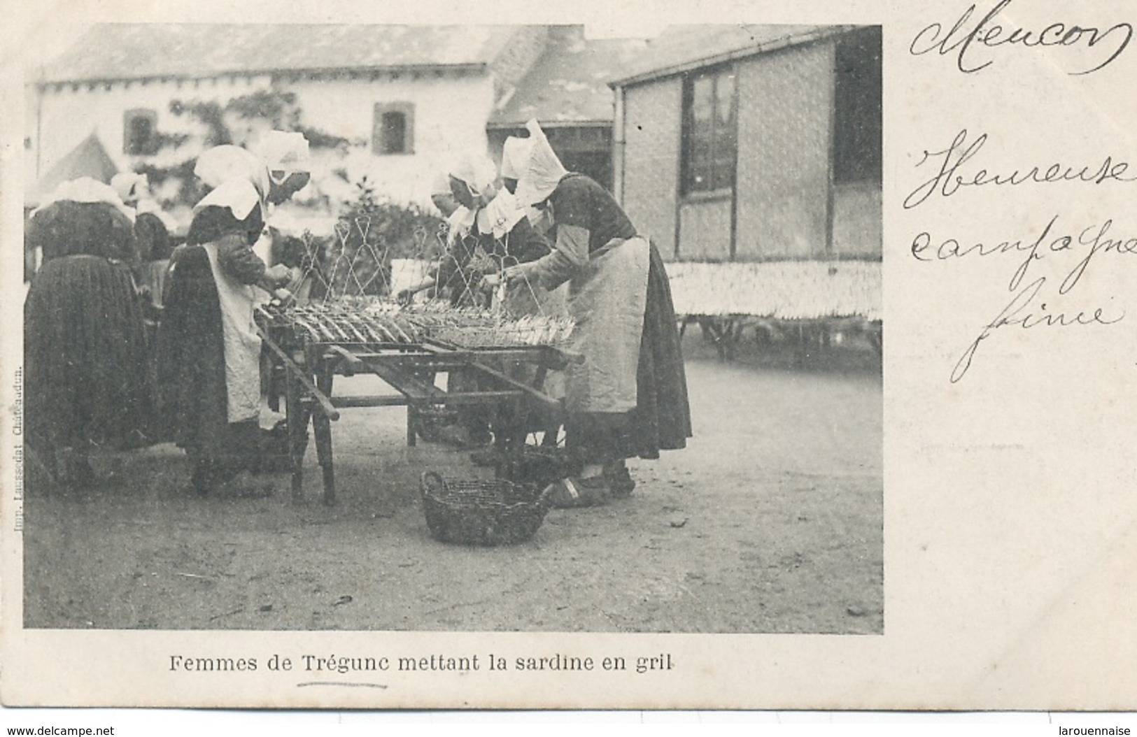 29 - Trégunc  : Les Femmes Mettant La Sardine Au Gril . - Trégunc