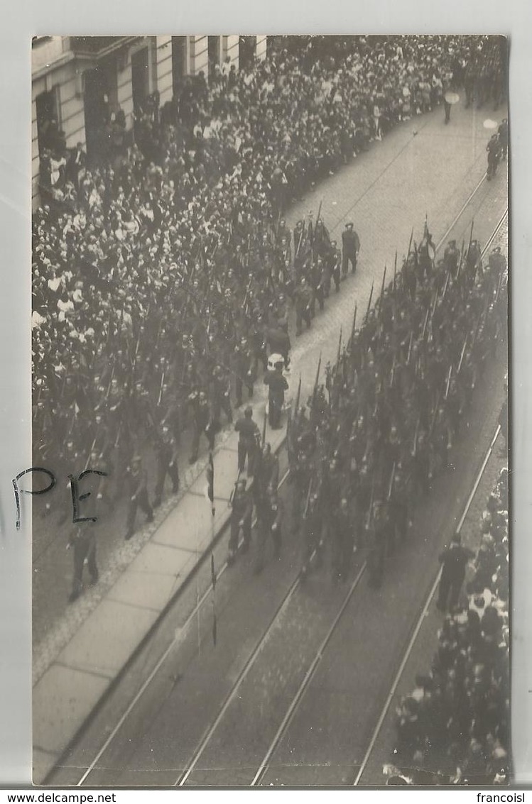 Défilé De La Victoire Le 3 Septembre 1945 à Bruxelles. Étendards De 1914-1918. - Guerre, Militaire