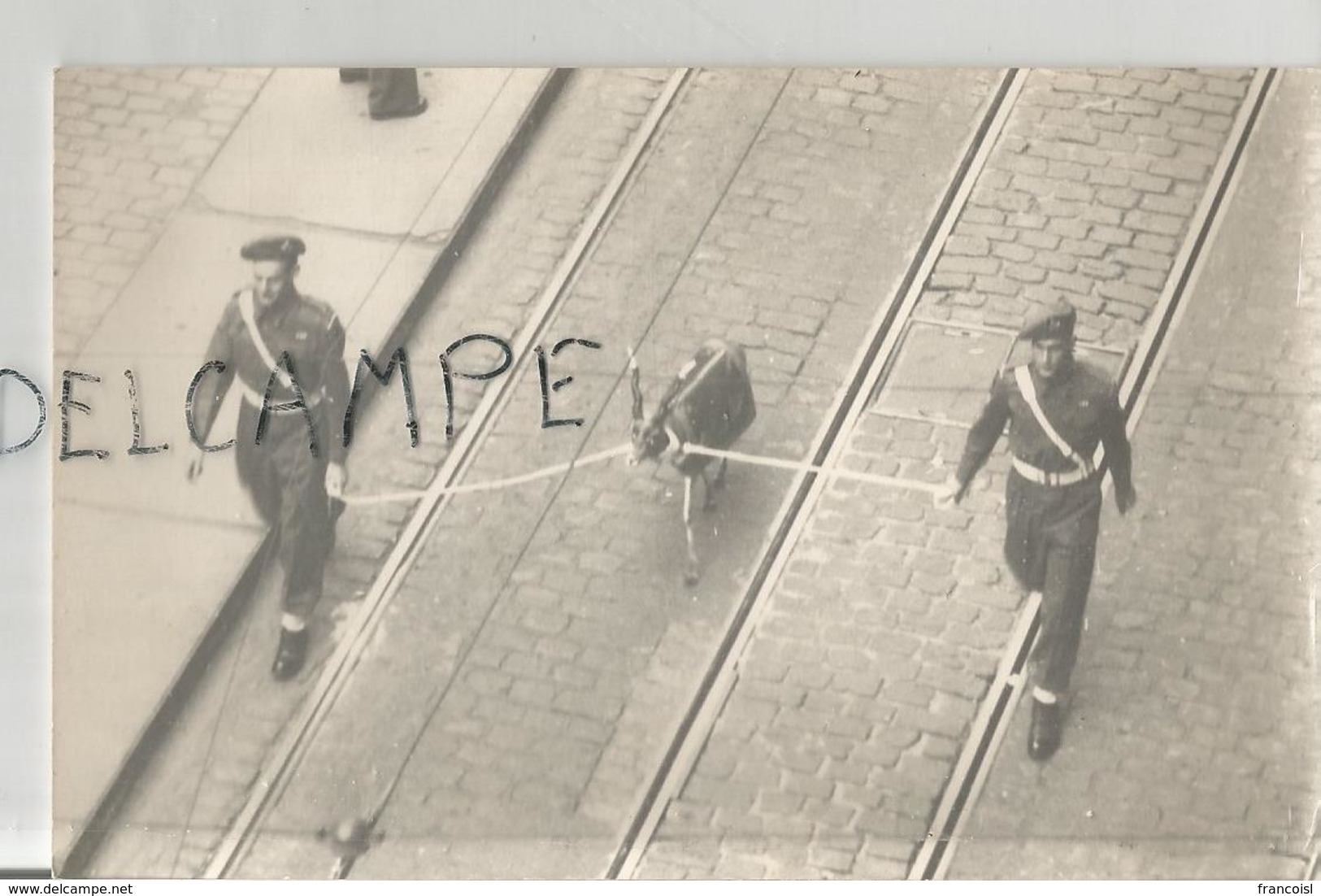 Défilé De La Victoire Le 3 Septembre 1945 à Bruxelles. Mascotte De La Musique Du Corps Africain Anglais. - Guerre, Militaire