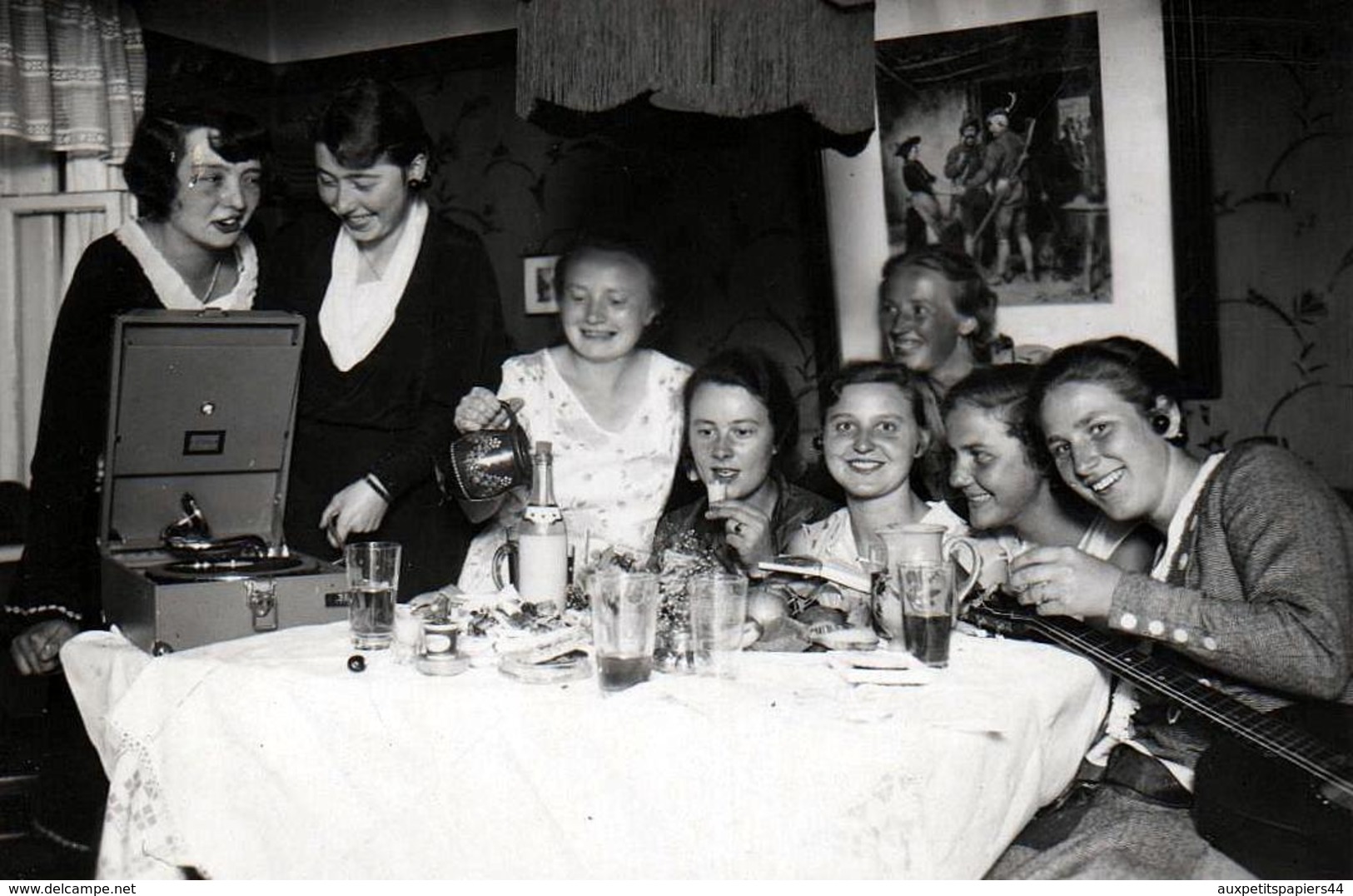 Photo Originale Amateur - Boum Des Copines Adolescentes Vers 1930/40 Mélomanes Au Gramophone & Guitare à Marburg - Beroepen