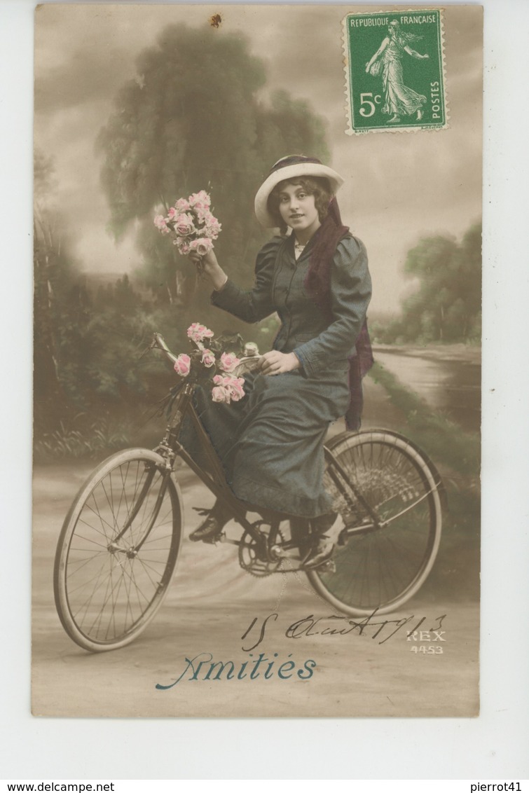FEMMES - FRAU - LADY - Jolie Carte Fantaisie Portrait Femme à Bicyclette Avec Fleurs "Amitiés " - Women