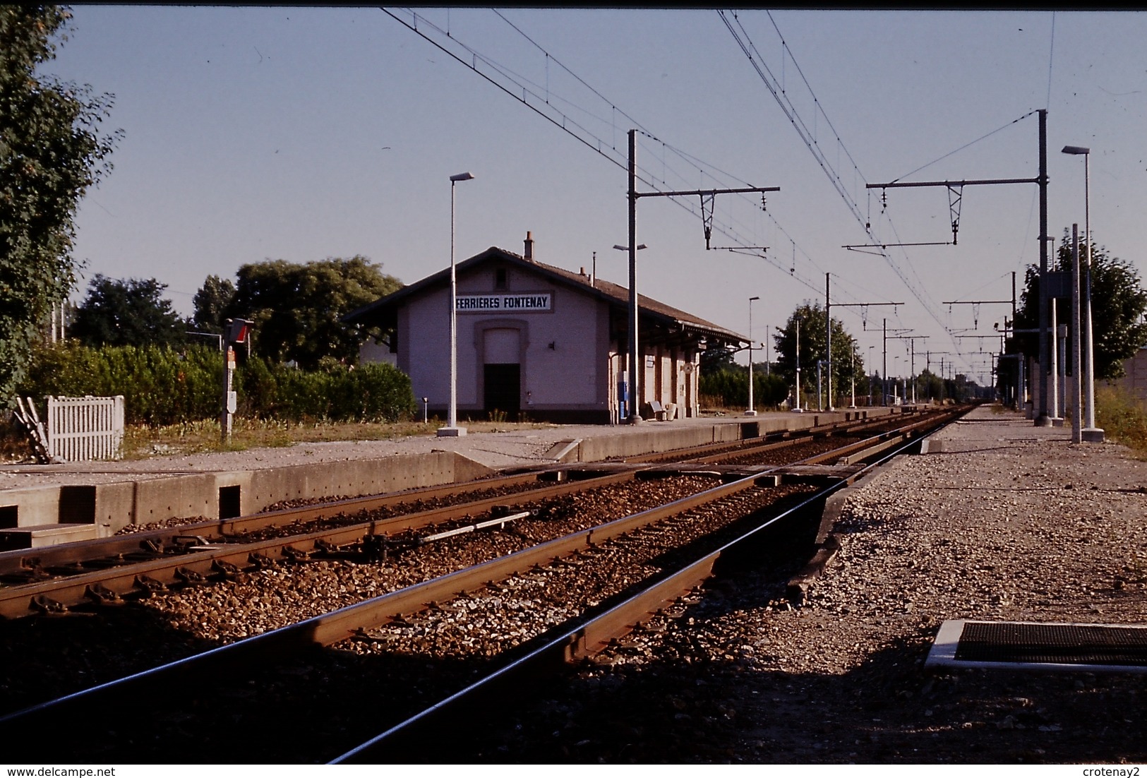 Photo Diapo Diapositive Slide Train Wagon La Gare SNCF De Ferrières Fontenay Vers Montargis Le 28/07/1993 VOIR ZOOM - Diapositives (slides)