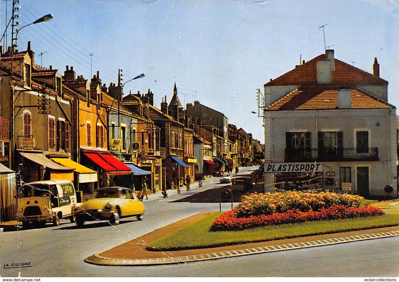 Montceau Les Mines      71     Rond Point Et Rue De La République      Pli   (voir Scan) - Montceau Les Mines