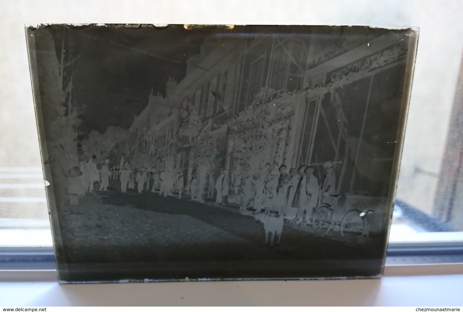 PRES DU CHOCOLATIER DANS LA RUE - PLAQUE DE VERRE PHOTO 12 X 9 CM - Glasplaten