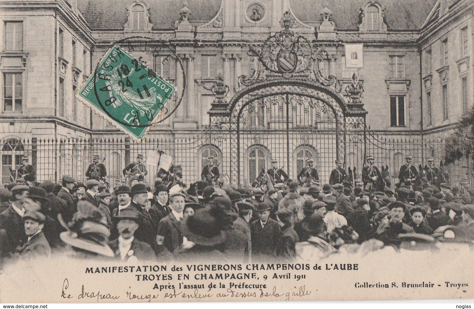 LA MANIFESTATIONS DES VIGNERONS DE L'AUBE - AVRIL 1911 - APRES L'ASSAUT DE LA PREFECTURE, LE DRAPEAU ROUGE EST ENLEVE -T - Troyes