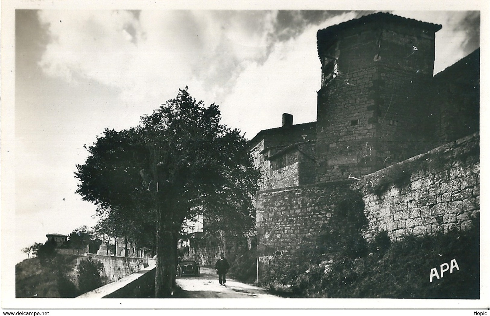 Carte Photo N Et B  De  CASTELNAU-de-MONTMIRAL  ( 81 )   Les Remparts  --  Route De Gaillac  -- - Castelnau De Montmirail