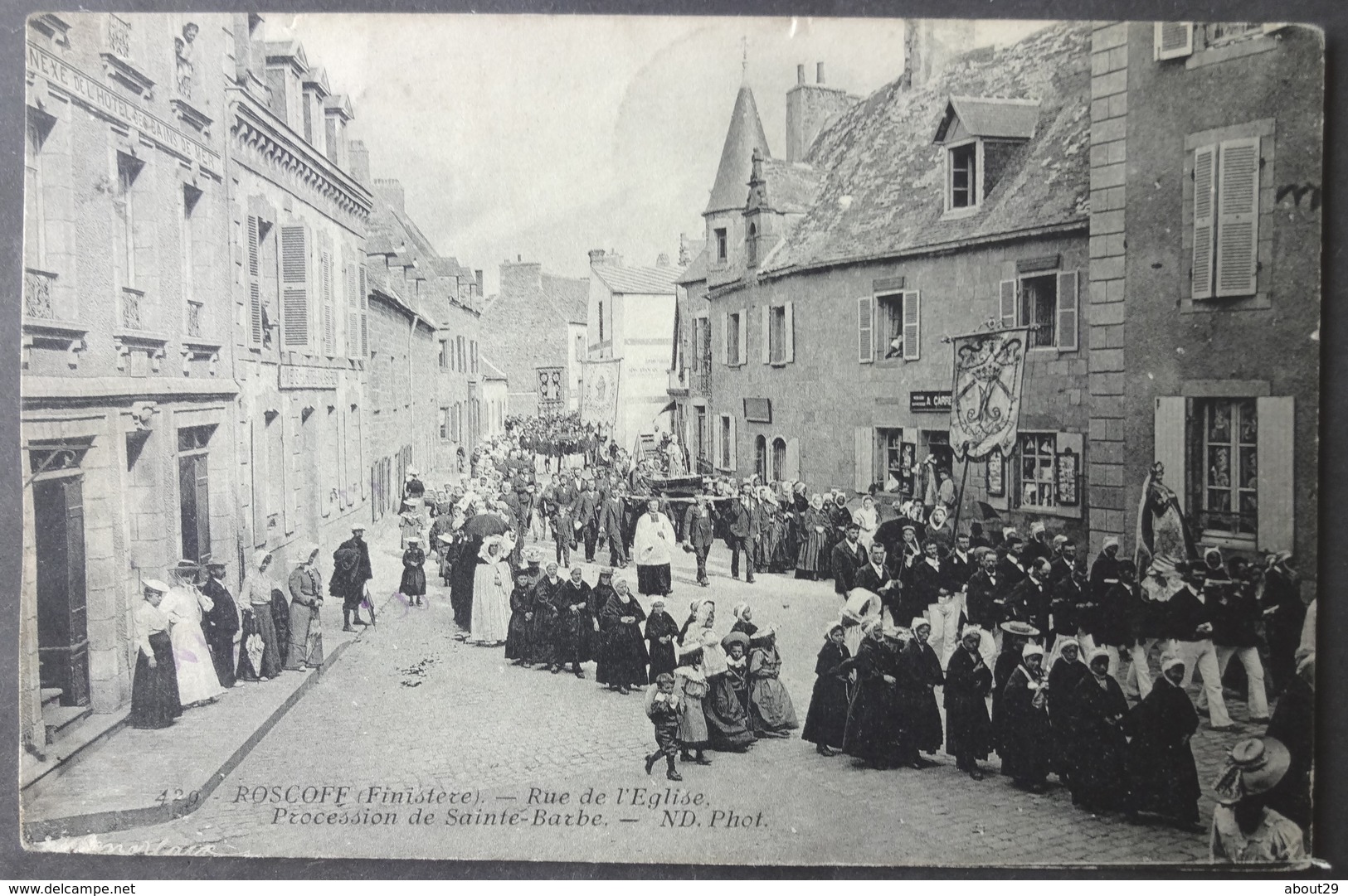 CPA 29 ROSCOFF - Rue De L'Eglise - Procession De Sainte Barbe - ND 429 - Réf. E 191 - Roscoff