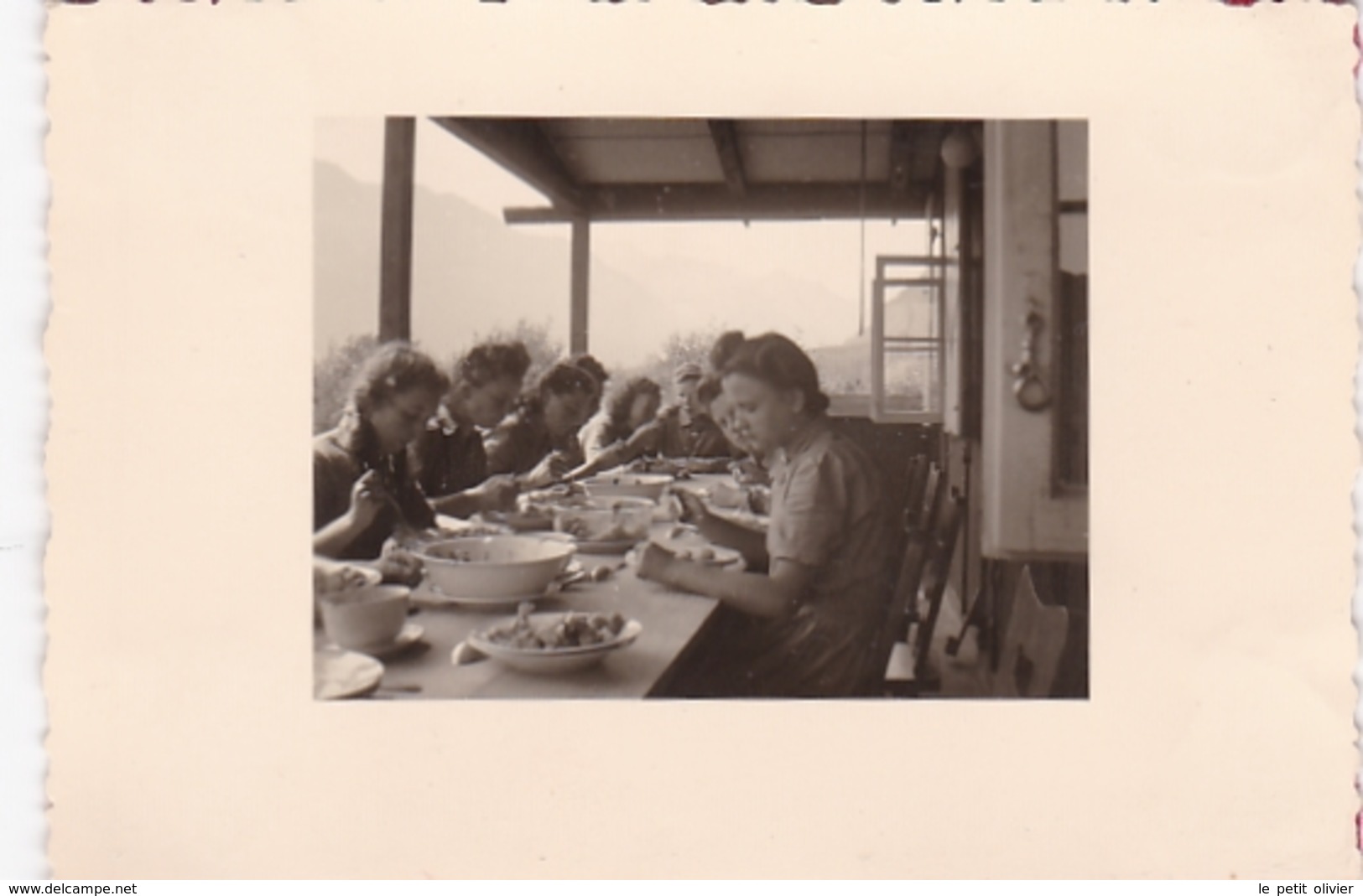 PHOTO ORIGINALE 39 / 45 WW2 WEHRMACHT ALLEMAGNE BRAMBERG JEUNES FILLES ALLEMANDE B.D.M LA CANTINE - Guerra, Militares