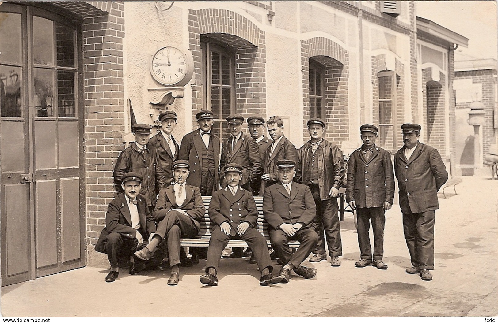 56 CARTE,PHOTO Prise Devant La Gare De QUIBERON,photo LANNELONGUE A QUIBERON,en Relief En Bas A Droite - Quiberon