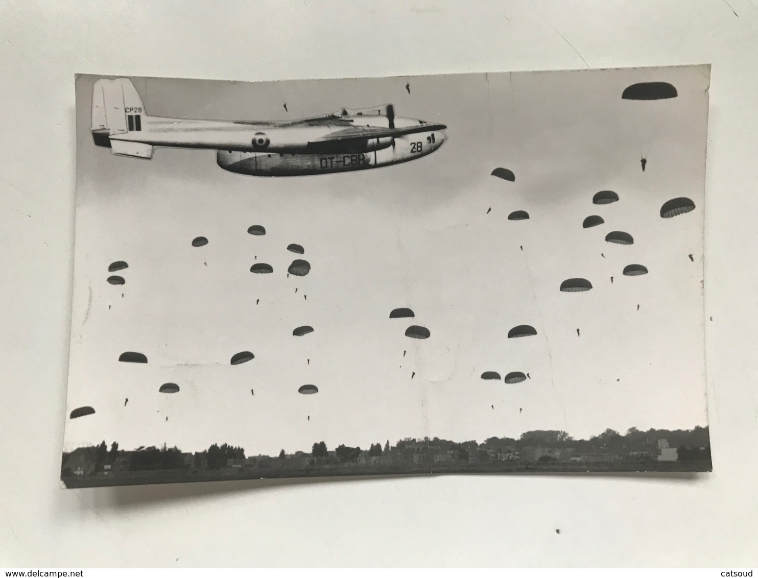 Carte Postale Ancienne (1967) Armée Belge - Belgisch Leger Para-commandos C119 En Vol Et Parachutage - Regimente