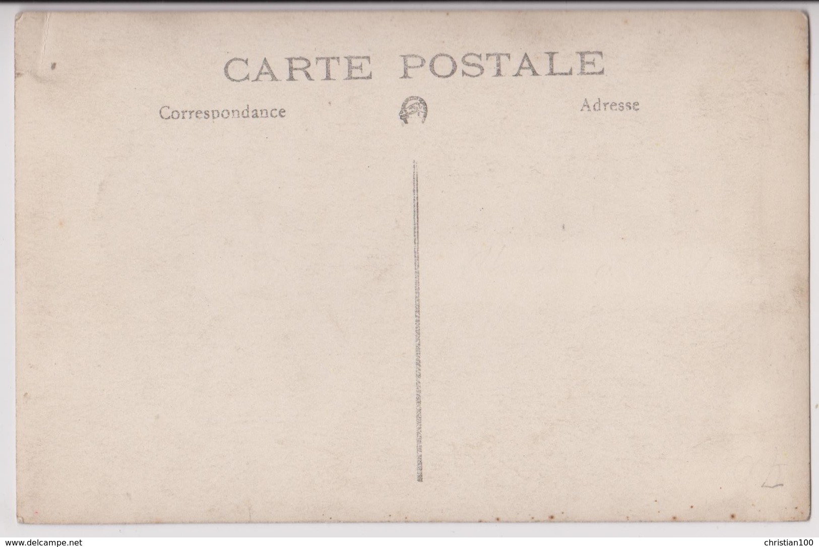 CARTE PHOTO D'UN MAGASIN : CORDONNIER - REPARATION DE CHAUSSURES - RESSEMELAGE - FEMMES ET UN NOUVEAU NE - 2 SCANS - - Altri & Non Classificati