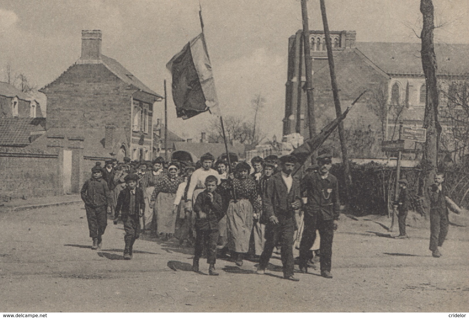 80 - FRESSENNEVILLE - CORTEGE DE GREVISTES - BEAU PLAN BON A TB ETAT - VOIR ZOOM - Autres & Non Classés