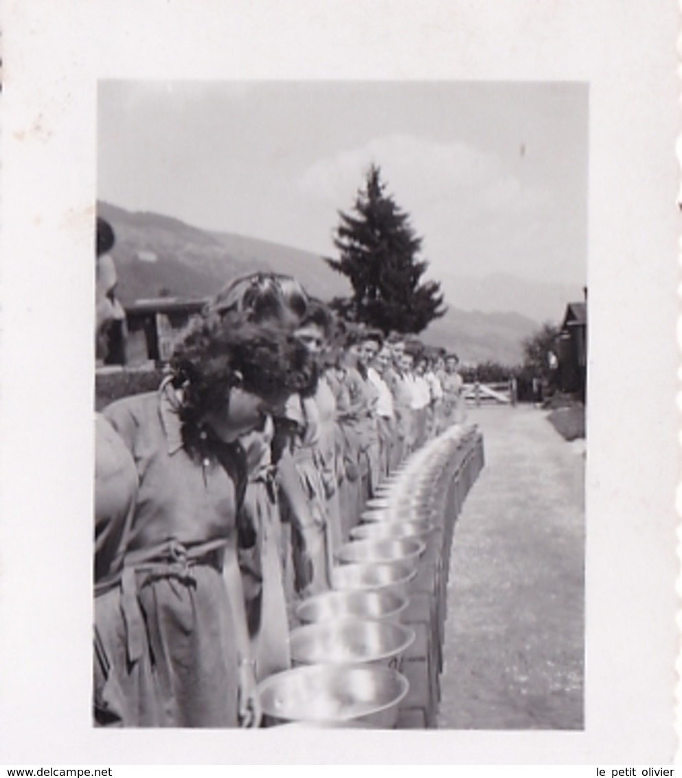 PHOTO ORIGINALE 39 / 45 WW2 WEHRMACHT ALLEMAGNE GERBACH JEUNES FILLES ALLEMANDS DU B.D.M REMISE DES GAMELLES - Guerra, Militares