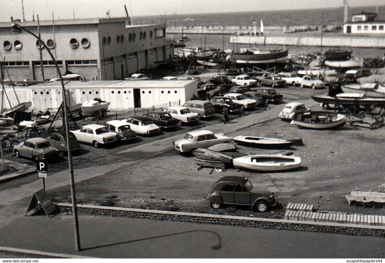 Photo Originale Parking En Vue Plongée Citroën Ds, Id, 2Cv, Simca Aronde, Renault 4 Cv Au Petit Port Du Havre En 1964 - Automobile