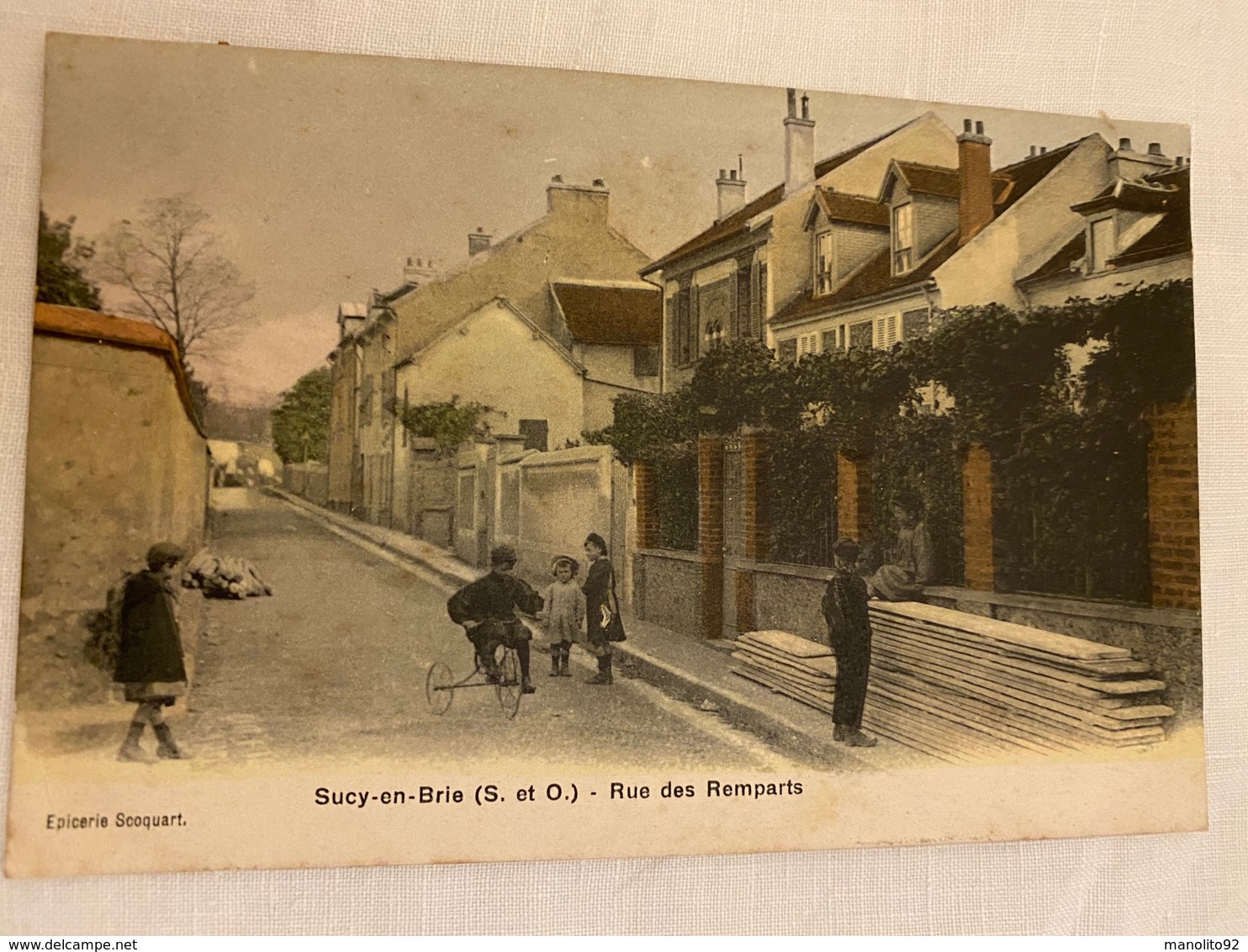 TRES RARE CPA Colorisée SUCY EN BRIE (94) : Rue Des Remparts (tricycle, Enfants) - Sucy En Brie