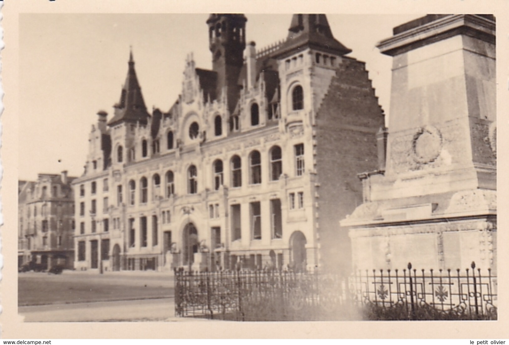 PHOTO ORIGINALE 39 / 45 WW2 WEHRMACHT FRANCE NORD / FLANDRES VUE SUR L HOTEL DE VILLE - Guerre, Militaire