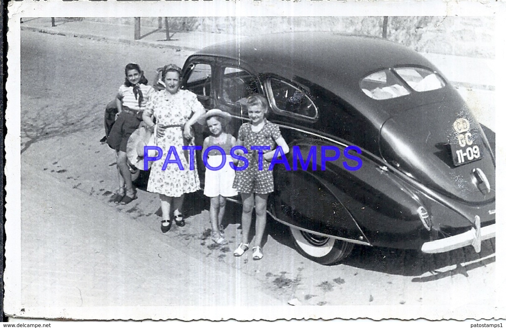 125972 AUTOMOBILE OLD CAR AUTO SEDAN AND WOMAN AND CHILDREN BREAK PHOTO NO POSTAL POSTCARD - Altri & Non Classificati