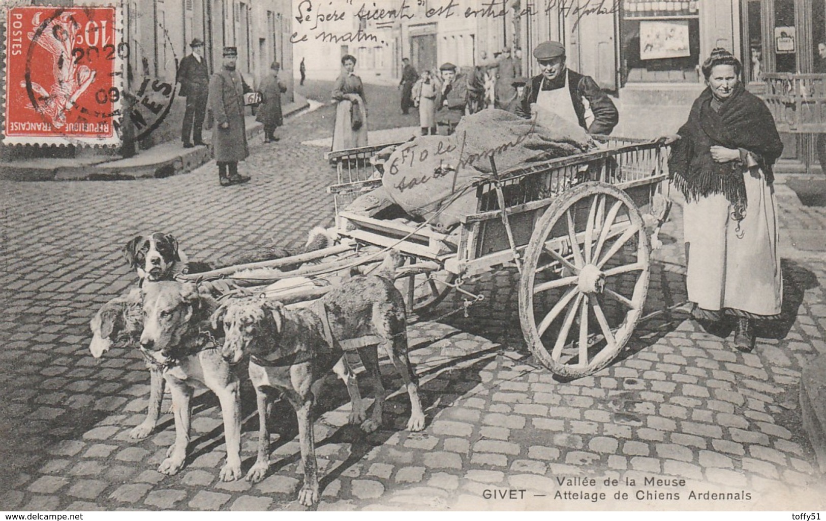 CPA:ATTELAGE DE CHIENS ARDENNAIS TIRANT UNE CHARRETTE SACS DE POMMES ANIMÉE GIVET (08)..ÉCRITE - Givet