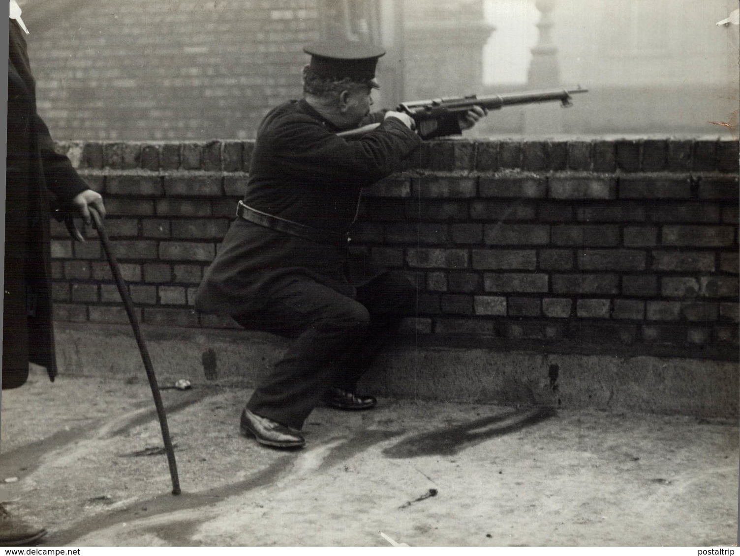 BULL ON A LONDON ROOF  INSPECTOR LINCH KILLS THE ANIMAL ANIMAUX ANIMALS ANIMALES 21*16CM Fonds Victor FORBIN 1864-1947 - Sin Clasificación