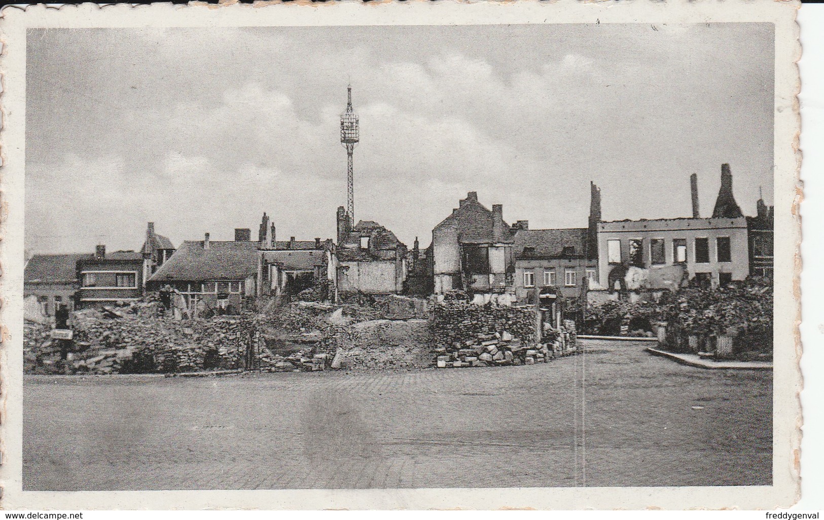 NIVELLES  RUINES SUR LE BAS DE LA GRAND PLACE EN 1940 - Nivelles