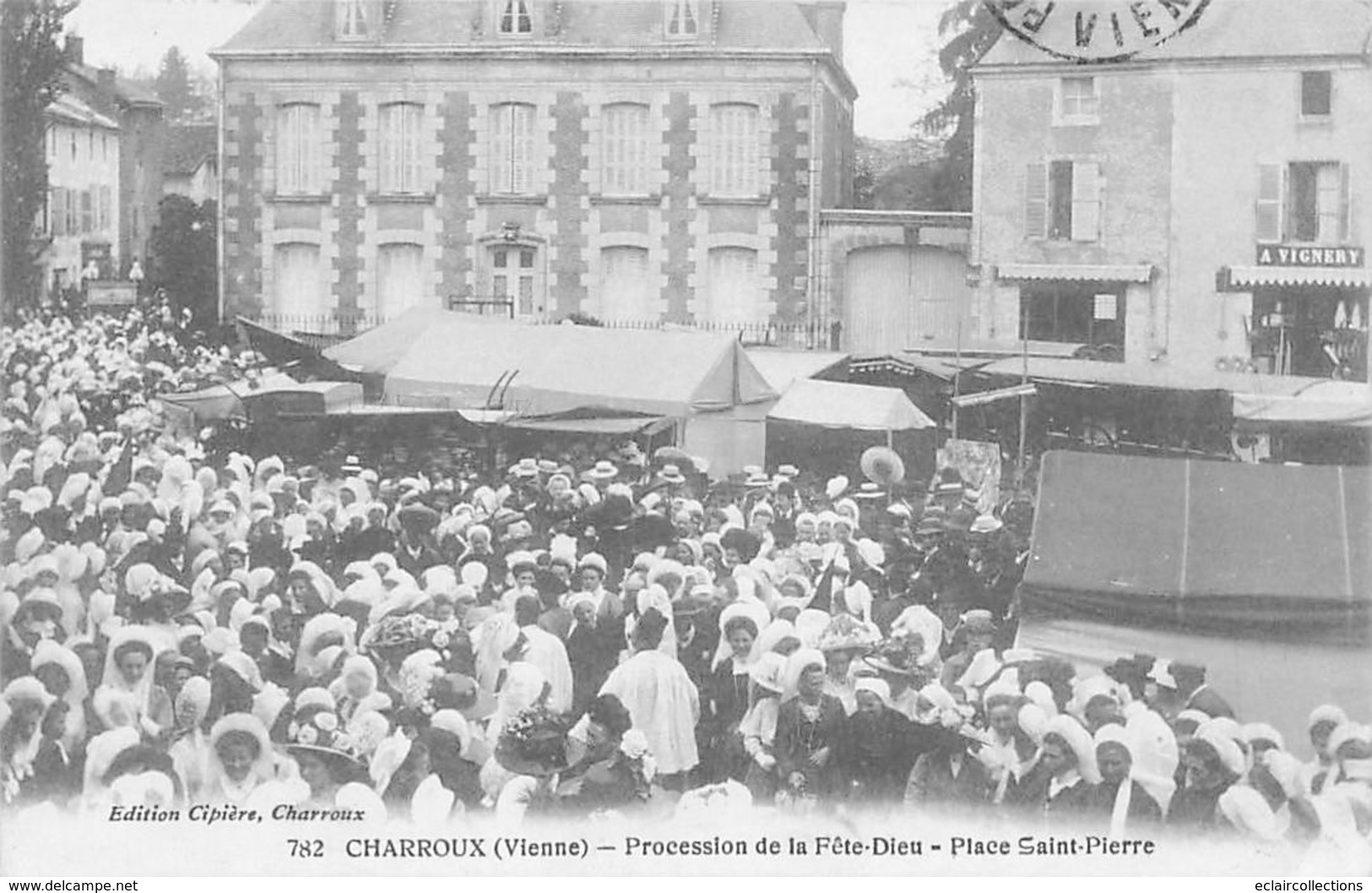 Charroux      86       Procession De La Fête Dieu. Place St Pierre        (voir Scan) - Charroux