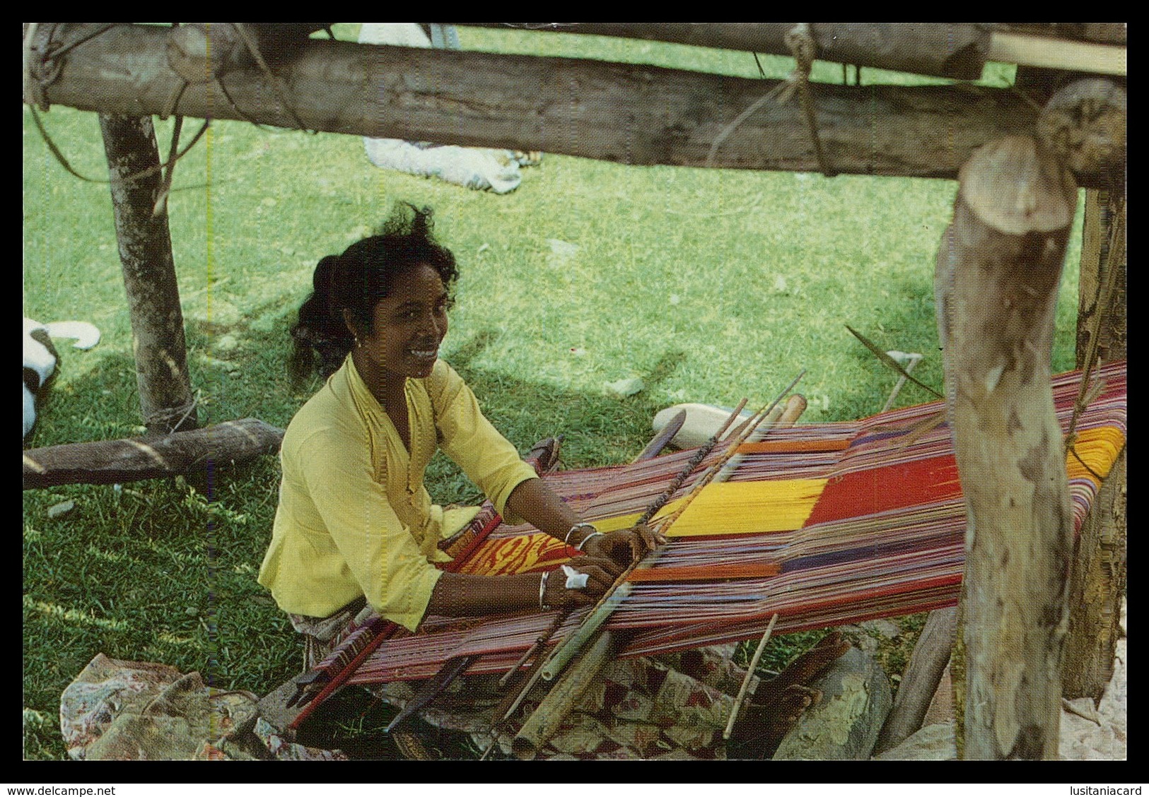 TIMOR - COSTUMES - Mulher Tecendo. ( Ed. Do  M.N.F. - Timor Nº 3)  Carte Postale - Timor Oriental