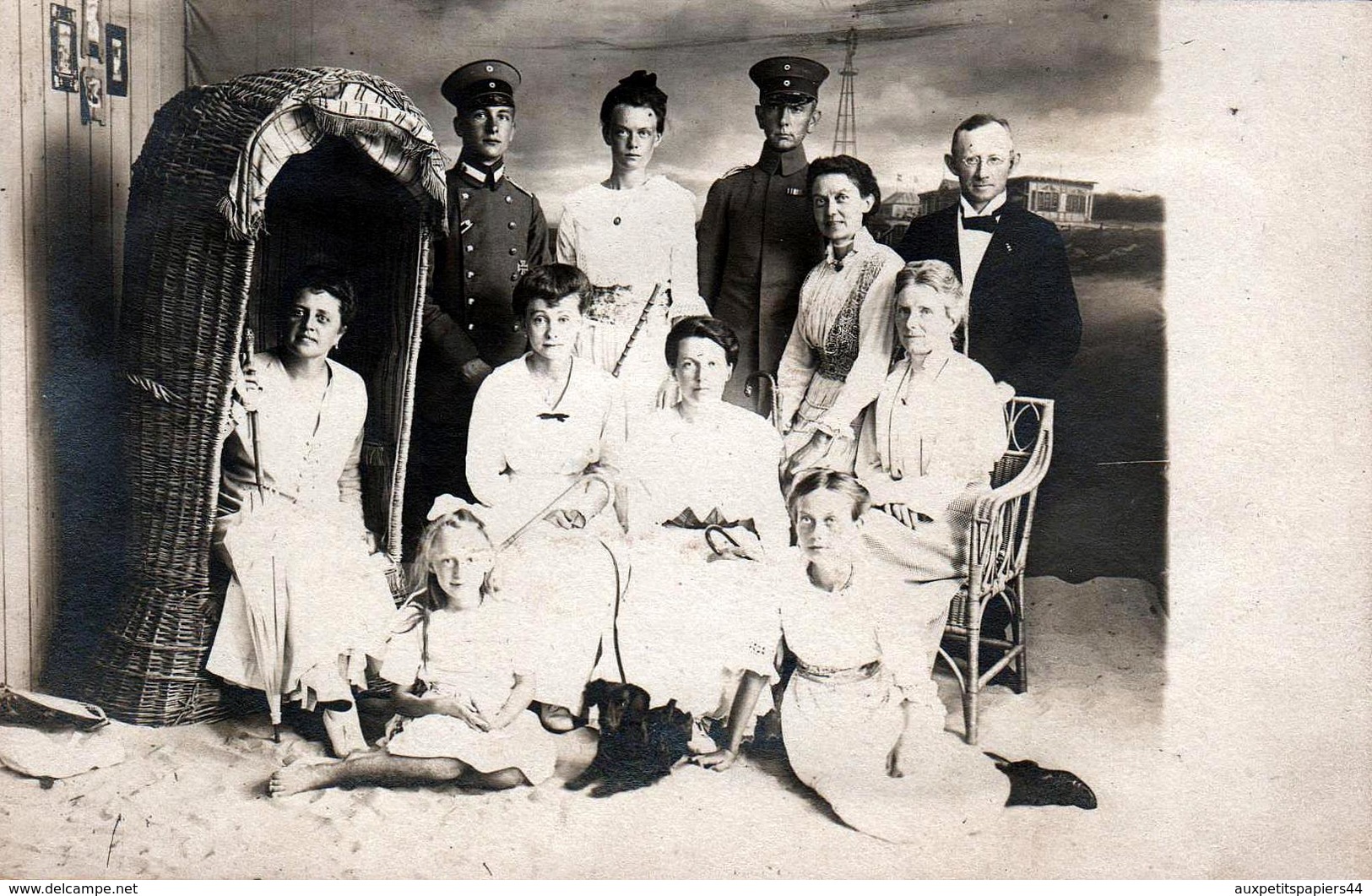 Amusante Carte Photo Originale Guerre 1914-18 Soldats De L'Armée Allemande & Famille En Studio Décor Plage & Sable - Guerre, Militaire