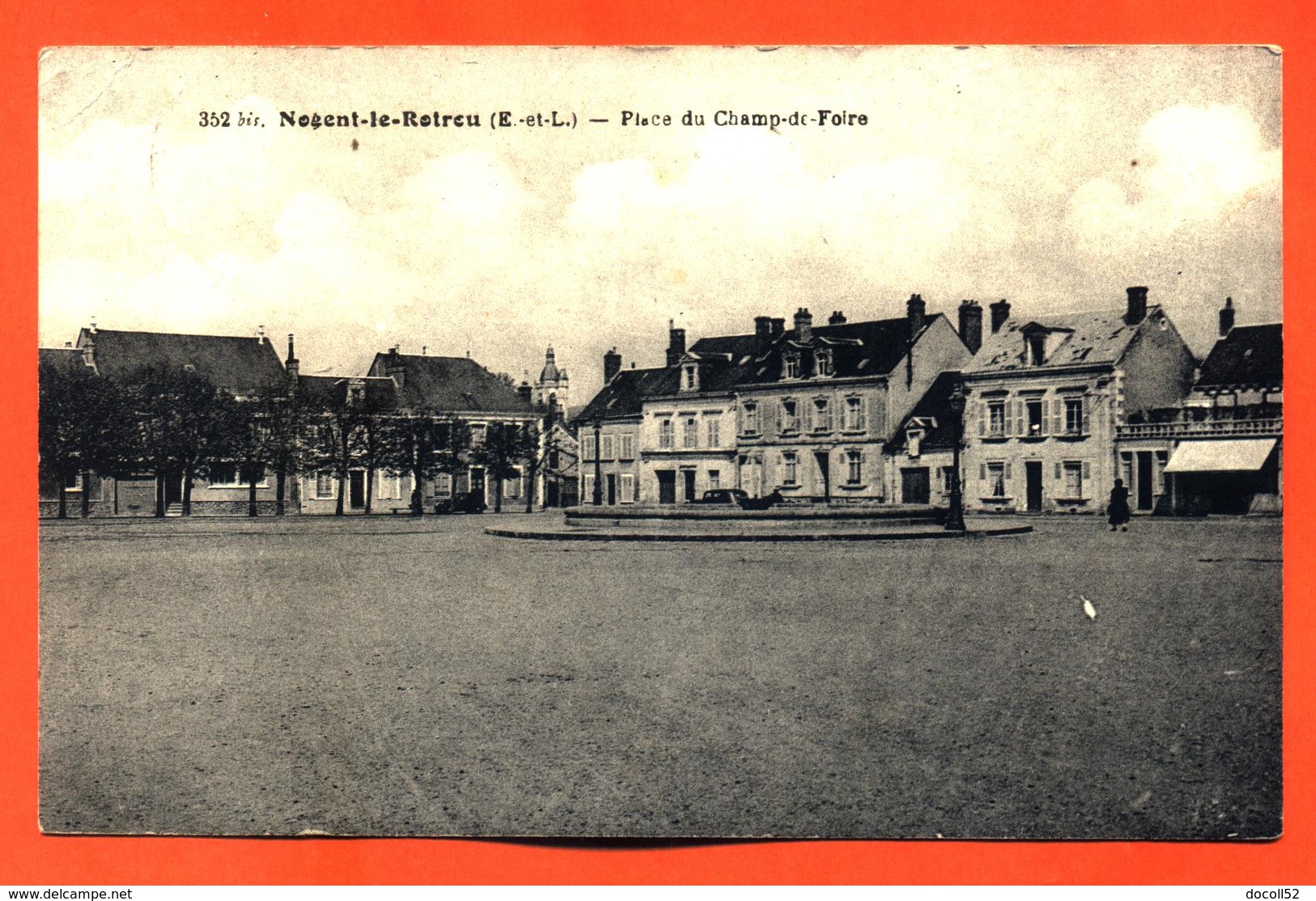 CPA 28 Nogent Le Rotrou " Place Du Champ De Foire " - Nogent Le Rotrou