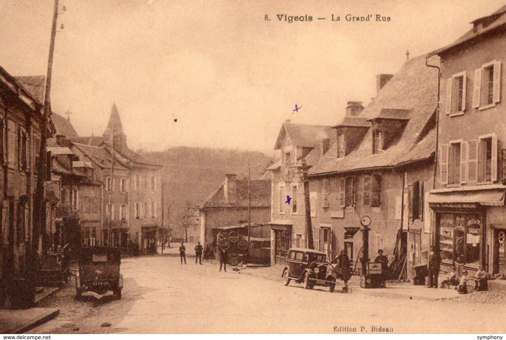 19. CPA. VIGEOIS.  La Grand'rue. Commerces, Pompe A Essence Mobiloil, Voitures Anciennes. - Autres & Non Classés