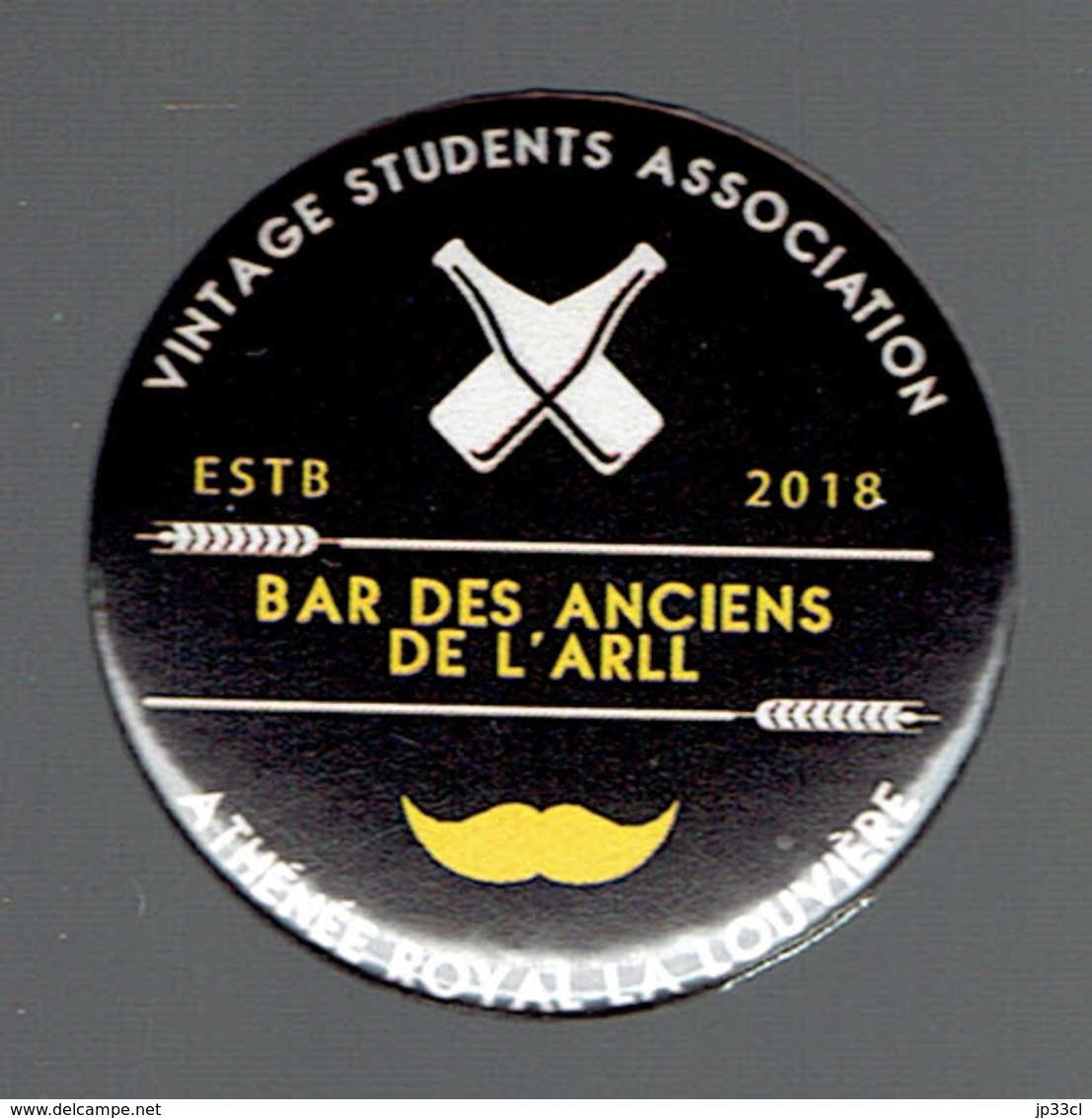 Vintage Students Association : Pin's 2018 Du Bar Des Anciens De L'Athénée Royal De La Louvière (ARLL) - Verenigingen