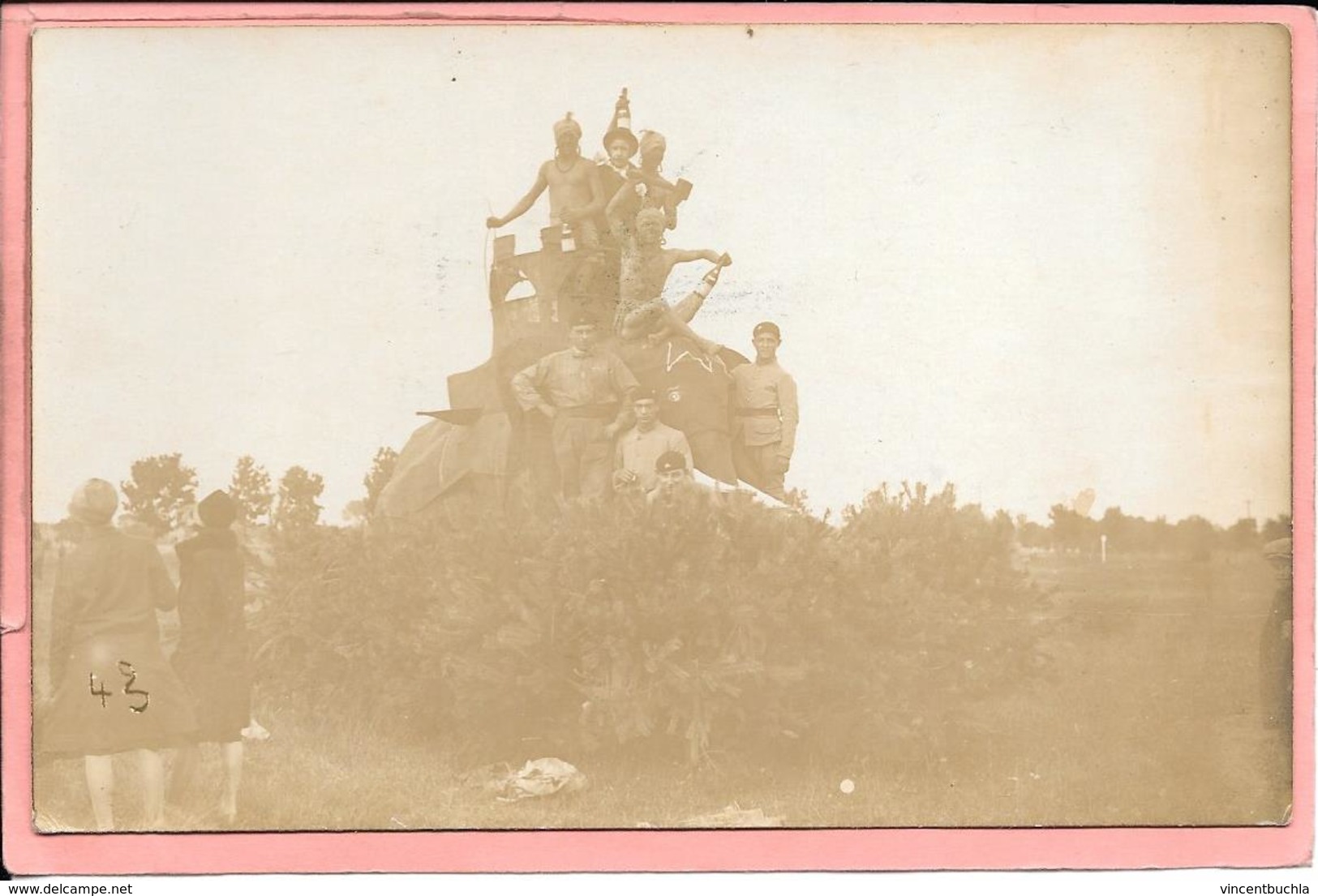 Carte Photo Militaires Et Indous Sur Un Montage En Forme D'éléphant - Humoristiques