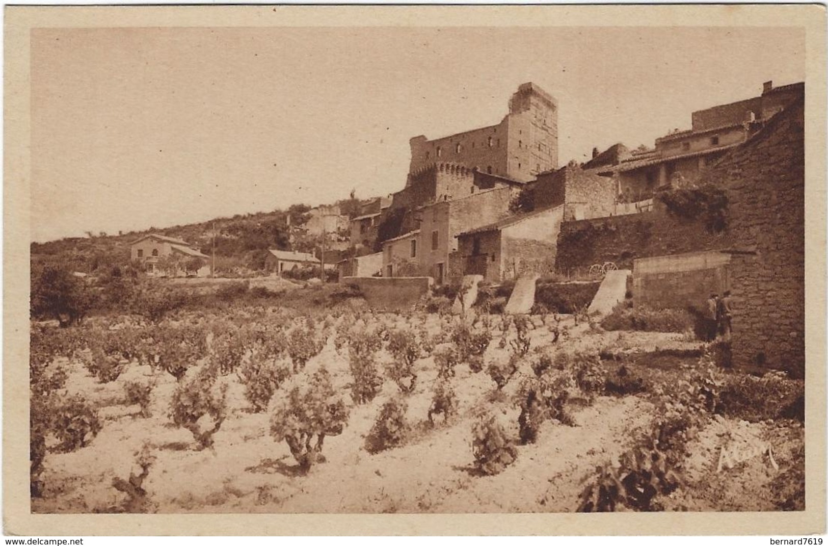 84  Chateauneuf  Du Pape  Le Chateau Et Ses Remparts - Chateauneuf Du Pape