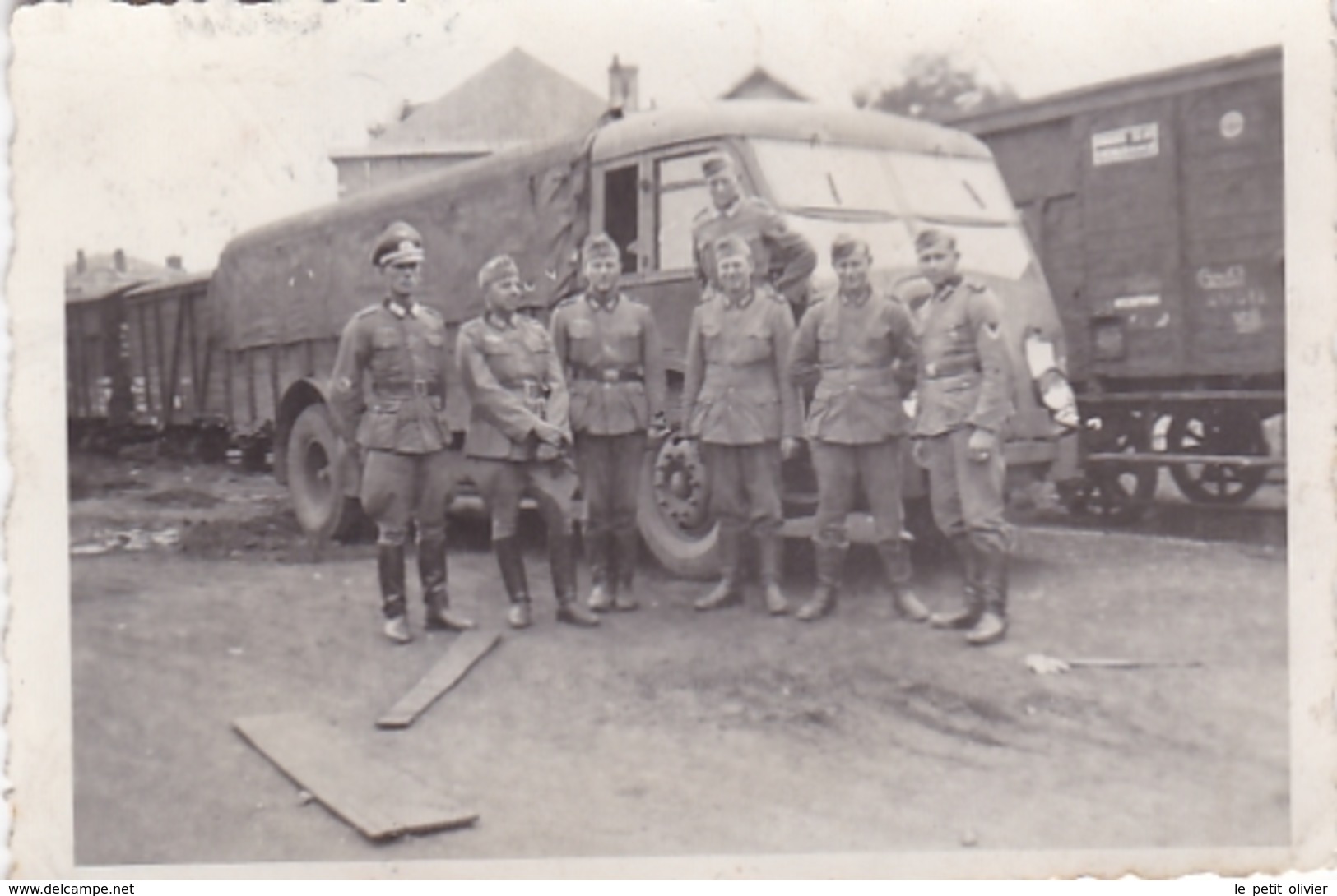 PHOTO ORIGINALE 39 / 45 WW2 WEHRMACHT FRANCE ORLEANS  LES SOLDATS ALLEMANDS EN GARE DEVANT UN CAMION DE TRANSPORT - Krieg, Militär