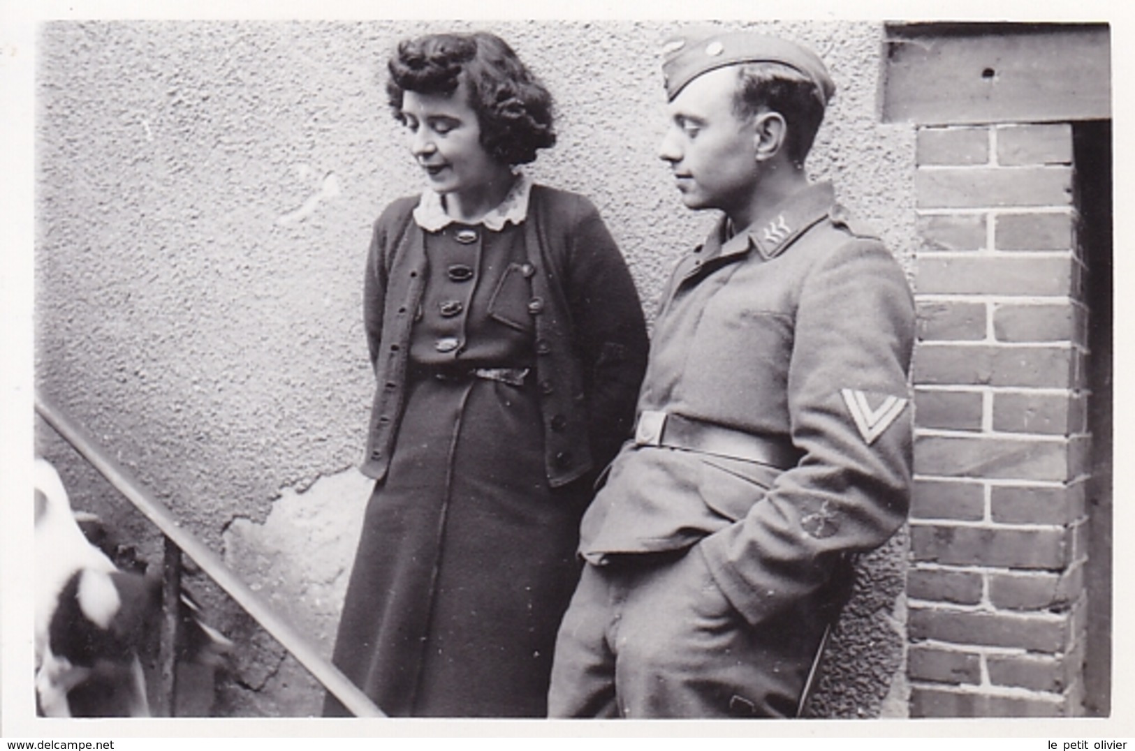 PHOTO ORIGINALE 39 / 45 WW2 WEHRMACHT FRANCE ALENCON SOLDAT ALLEMAND AVEC UNE JEUNE FEMME - Guerre, Militaire