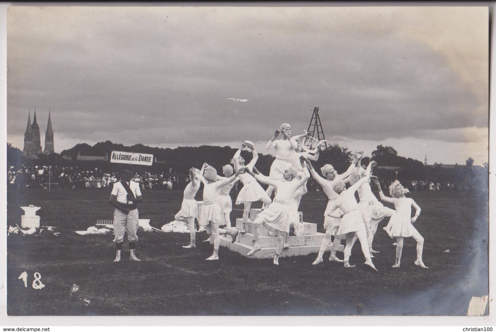 CARTE PHOTO : BAYEUX FETES DE GYMNASTIQUE 1909 - POSES PLASTIQUES - ALLEGORIE DE LA DANSE - AU FOND L'EGLISE - 2 SCANS - - Bayeux