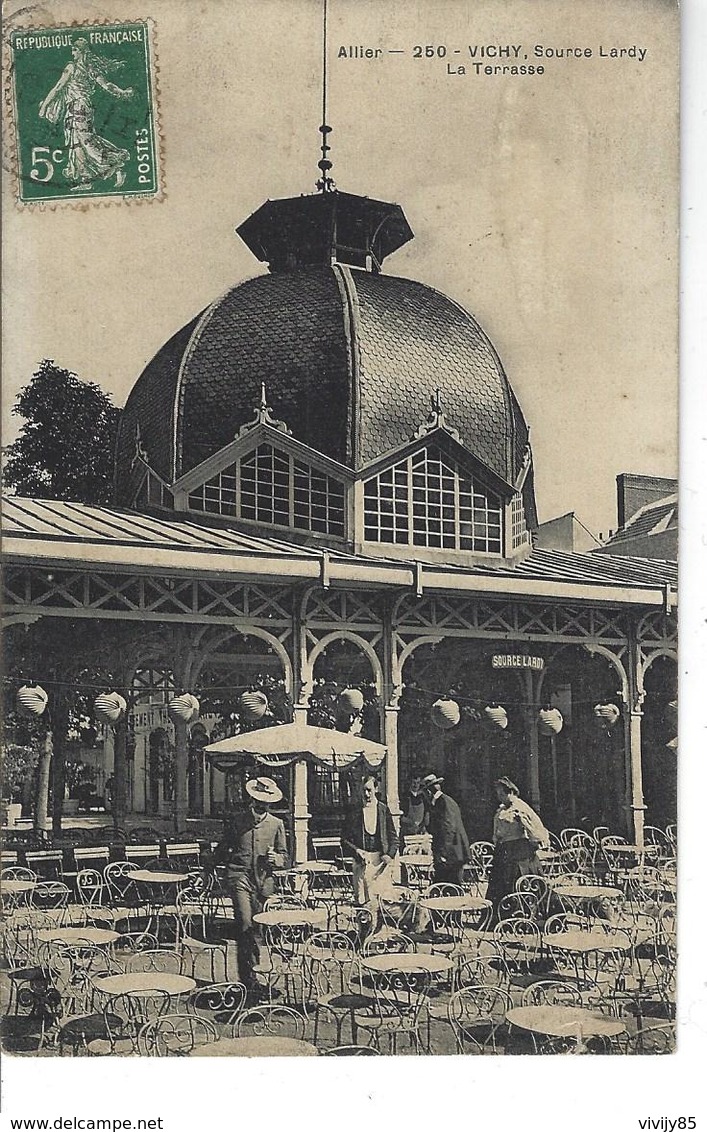 03 - VICHY - ( ALLIER ) - T.Belle Vue Animée De La Source Lardy - La Terrasse - Vichy